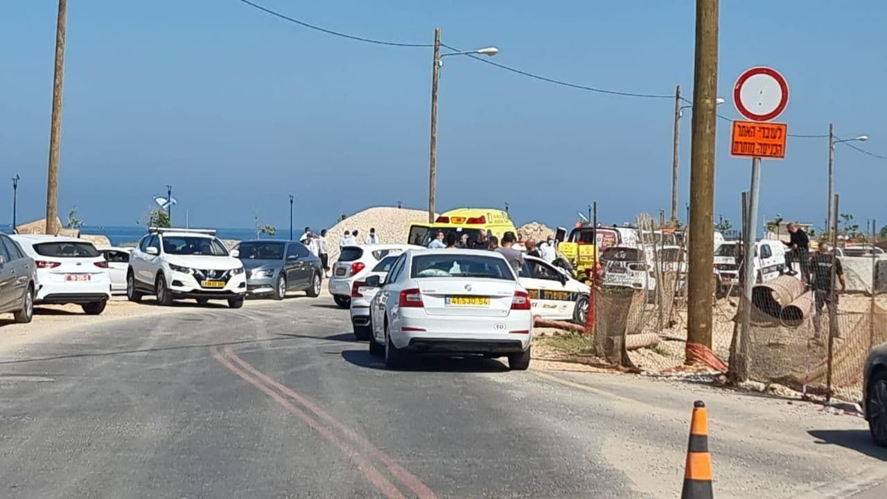 شاهد: مصرع شرطي إسرائيلي واصابة آخر في عملية دهس بنهريا واعتقال المنفذ