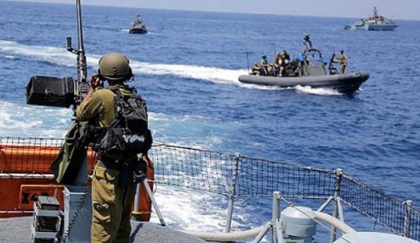 زوارق الاحتلال تستهدف مركب صيد في بحر مدينة غزة