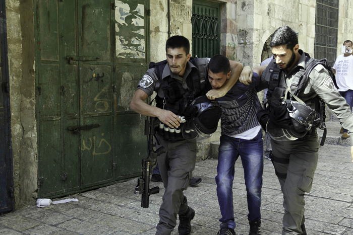 القدس: الاحتلال الإسرائيلي يعتقل أبا ونجليه بعد الاعتداء عليهم 