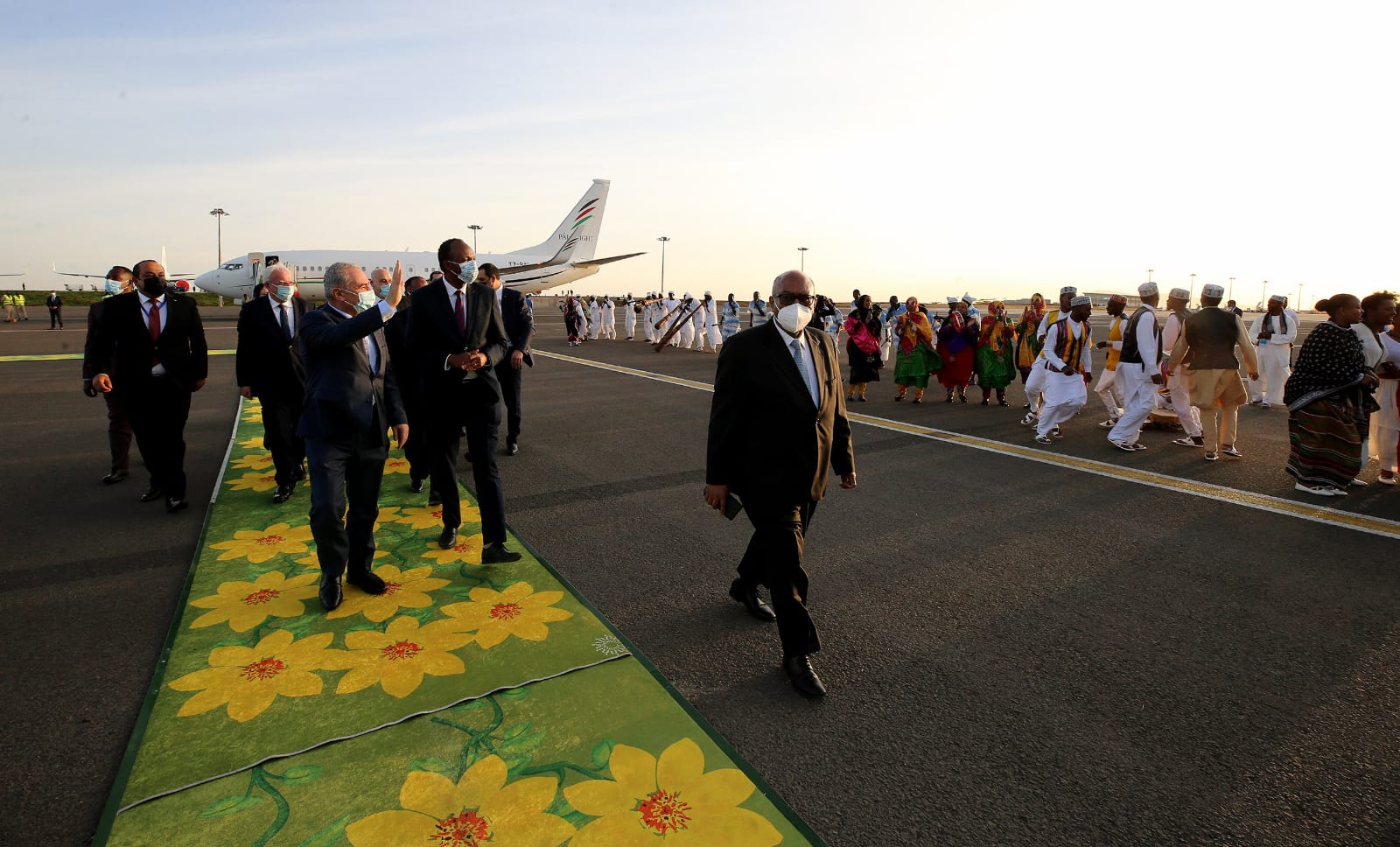 نيابة عن الرئيس عباس.. اشتية يصل أديس أبابا للمشاركة في قمة الاتحاد الأفريقي (صور) 