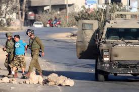 الاحتلال الإسرائيلي يجبر طفلاً على خلع ملابسه