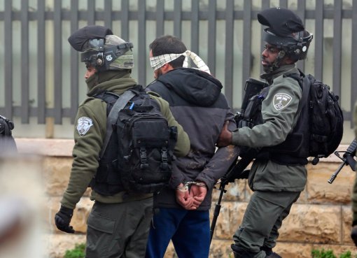 رام الله : الاحتلال يعتقل شاباً من بلدة بيت ريما بعد استدعائه للمقابلة