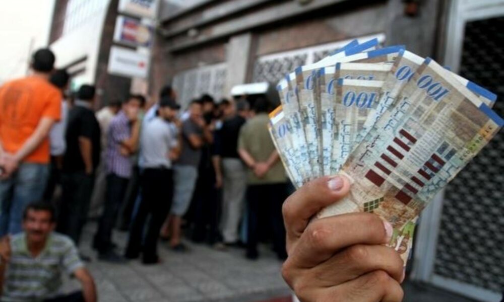 المالية الفلسطينية: صرف رواتب الموظفين غدا بنسبة 80%