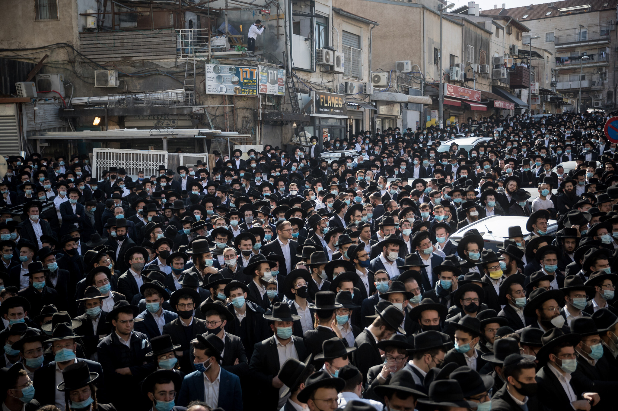 الآلاف من اليهود المتشددين يشاركون في جنازة حاخام بالقدس