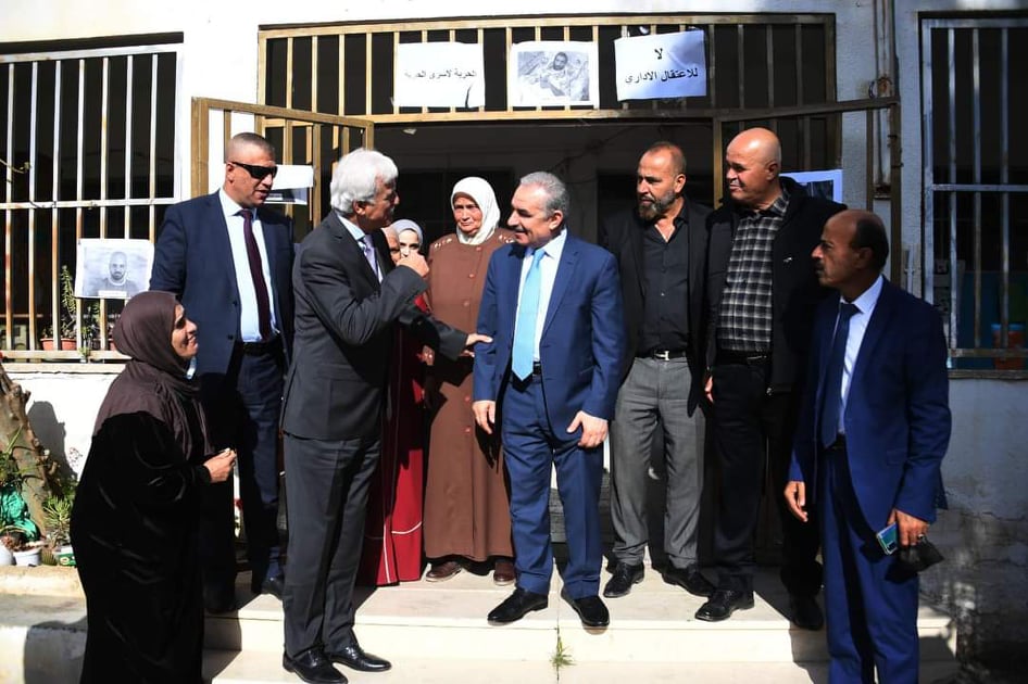 رئيس الوزراء الفلسطيني يطلع على أوضاع مدرسة اللبن الساوية الثانوية