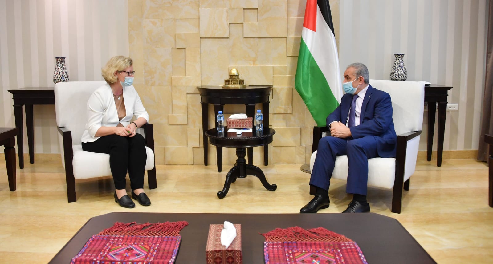 اشتية يبحث مع ممثلة فنلندا لدى فلسطين تعزيز التعاون المشترك