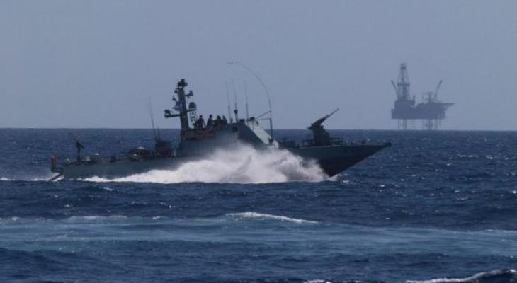 زوارق الاحتلال تفجر قارباً في بحر رفح