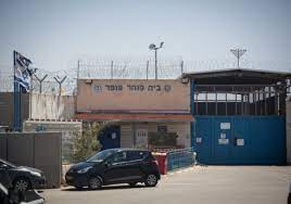 الاحتلال يلغي زيارات أهالي الأسرى غدا في 3 سجون