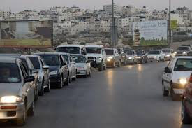 الاحتلال يحتجز مئات المركبات قرب قرية قلنديا ويعتقل شابا