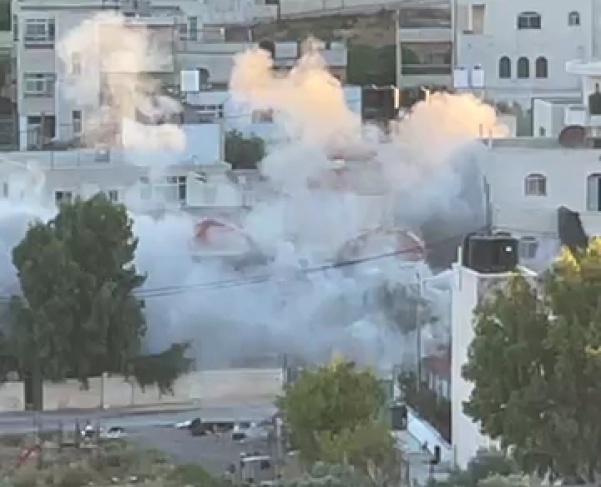 شاهد: قوات الاحتلال تفجر منزل الأسير منتصر الشلبي