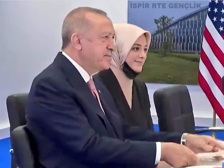  مفاجأة عن المترجمة المحجبة التي اختارها أردوغان خلال لقائه بايدن