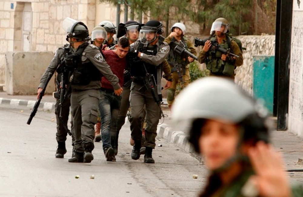 الاحتلال يعتقل 19 مواطنًا بالضفة