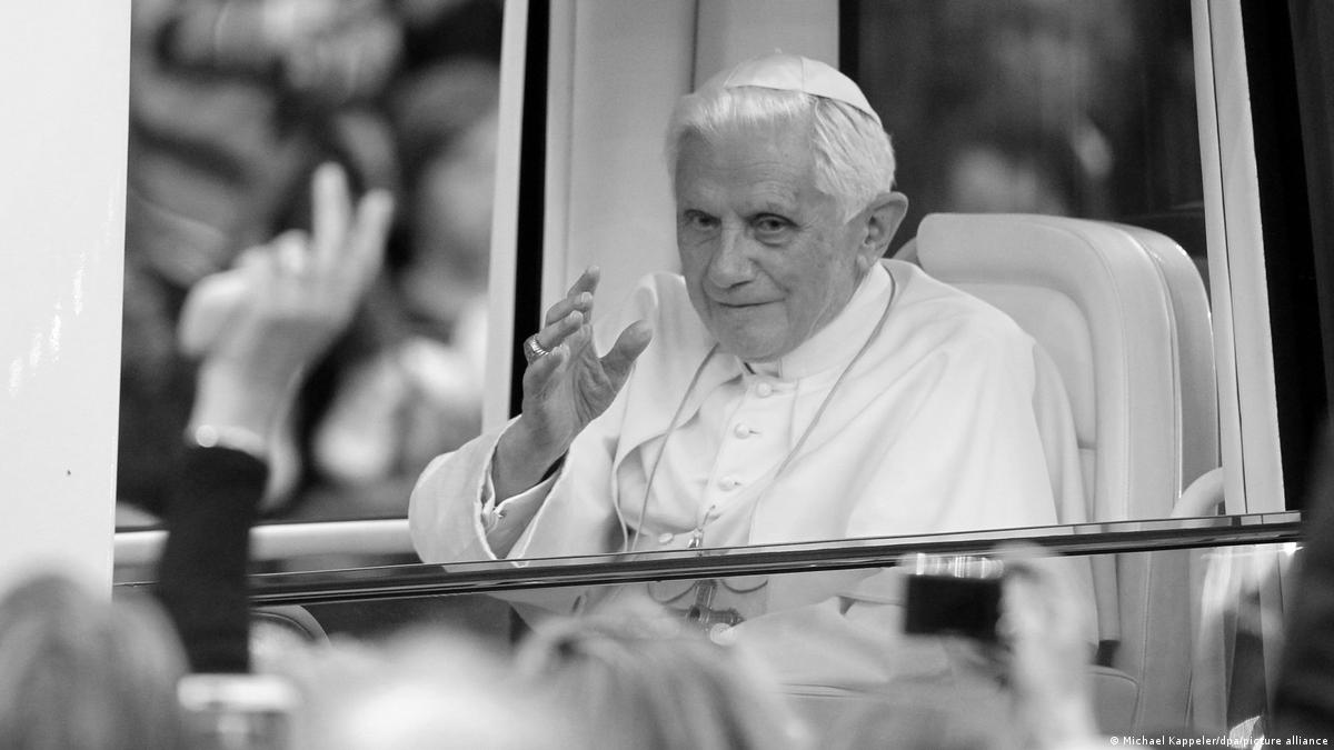 الفاتيكان يعلن وفاة البابا السابق بنديكت السادس عشر