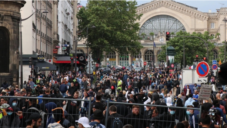 الآلاف يتظاهرون في فرنسا رفضا لقيود وقائية جديدة أعلنها ماكرون