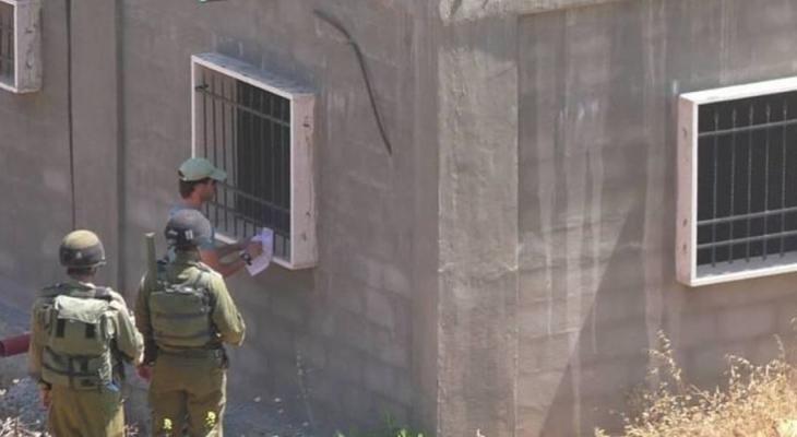 الاحتلال يخطر بوقف البناء بمنزل في جيت شرق قلقيلية