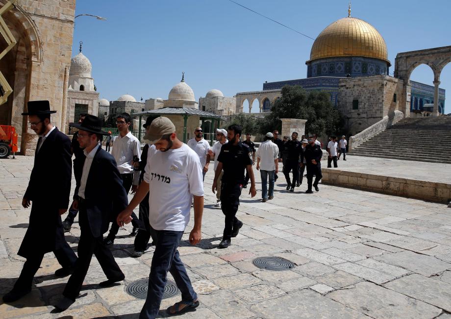 القدس: 30 مستوطنا يقتحمون باحات 