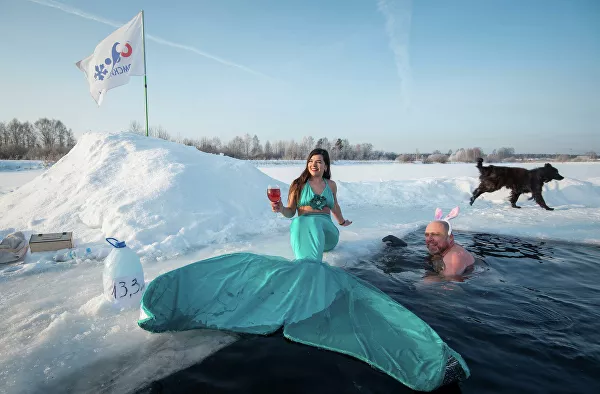 احتفال بموسم السباحة الشتوية في تومسك الروسية