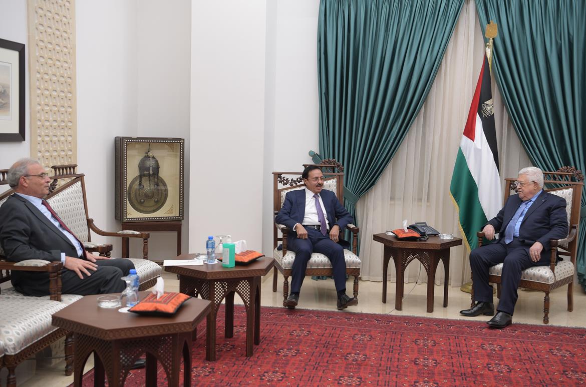الرئيس عباس يستقبل رئيس مجلس أمناء الجامعة العربية الأمريكية
