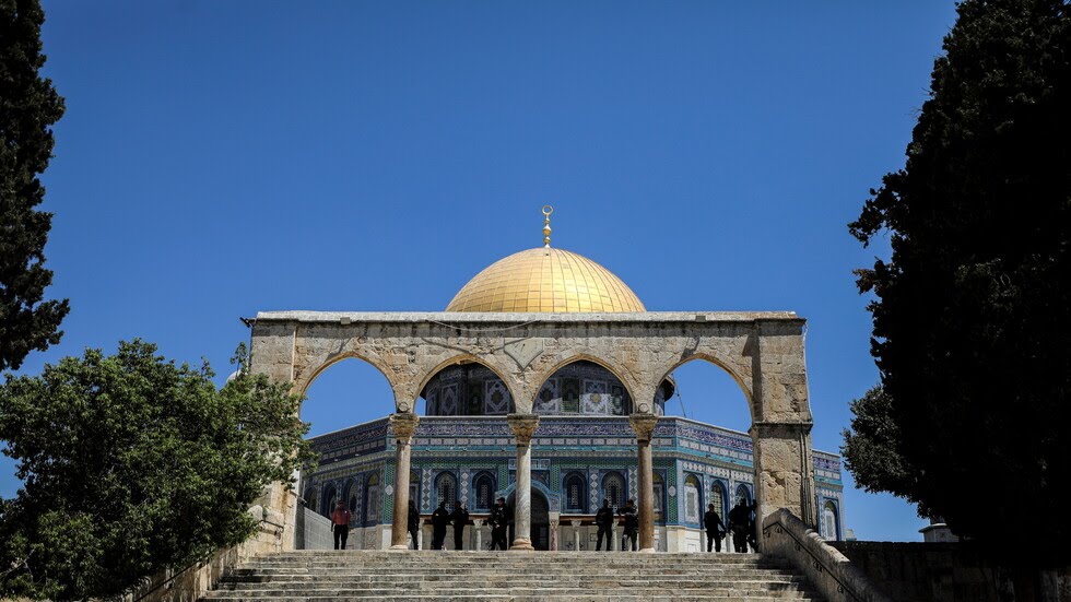 خطيب الأقصى يدعو الفلسطينيين للتوجه إلى المسجد