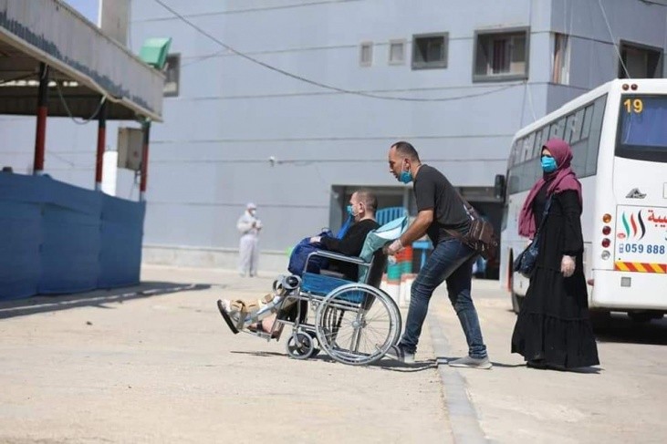 المركز الفلسطيني يطالب وزارة الصحة بمراجعة آليات تحويل مرضى غزة للعلاج في الخارج