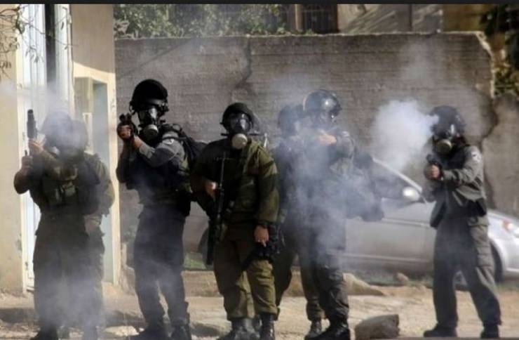 نابلس: 3 إصابات بالرصاص الحي والعشرات بالاختناق خلال اقتحام الاحتلال بلدة بيتا