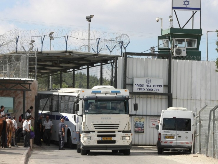 وزارة الأسرى بغزة: نقل 70 أسيرًا من سجن 