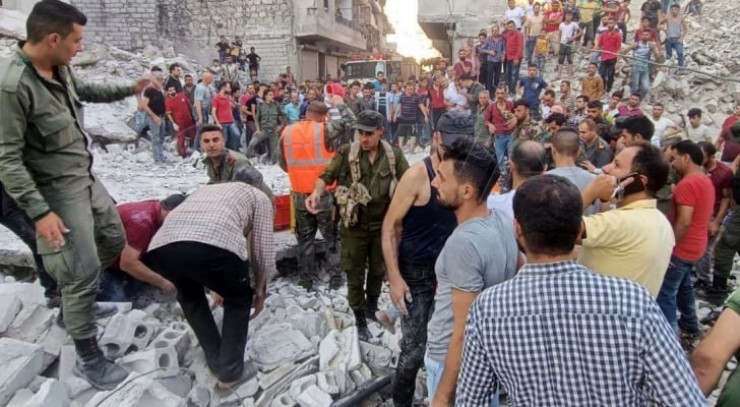 مصرع 10 اشخاص من بينهم طفل إثر انهيار مبنى سكني في حلب