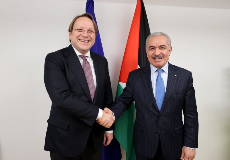 تفاصيل لقاء رئيس الوزراء الفلسطيني مع مفوض سياسة الجوار في الاتحاد الأوروبي