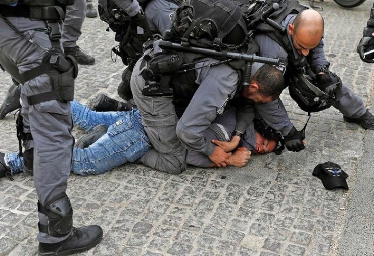 الاحتلال يعتدي بالضرب المبرح على ثلاثة أسرى أثناء اعتقالهم