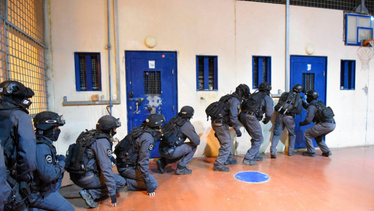 نادي الأسير: قوات القمع تقتحم قسمي (13) و(14) في سجن عوفر