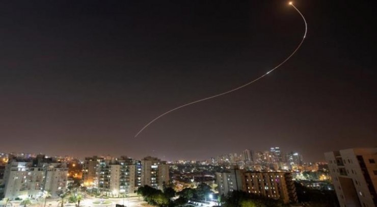 شاهد.. جيش الاحتلال يعترض صاروخًا أُطلق من قطاع غزة