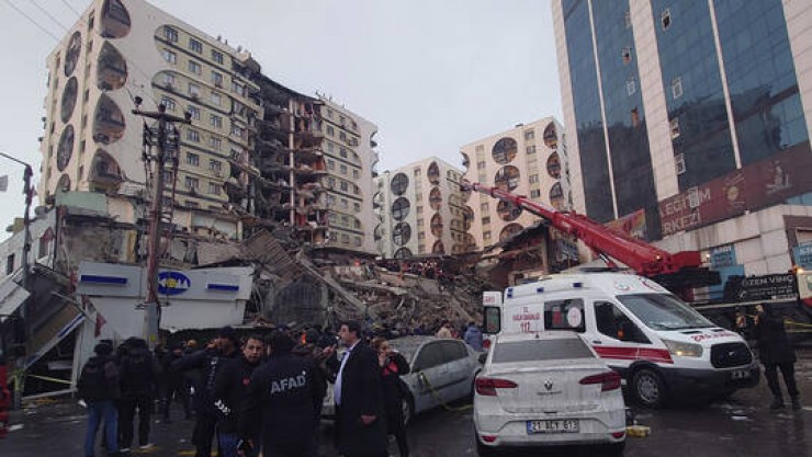 تركيا: مصرع 284 شخصا وإصابة 2323 جراء زلزال ضرب جنوبي البلاد