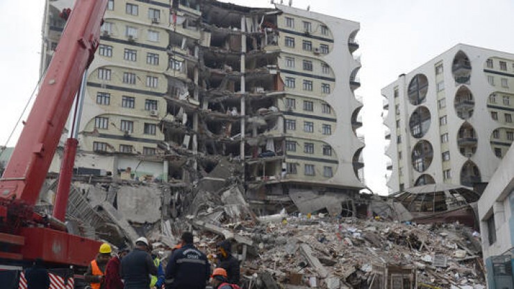 محدث.. تركيا: ارتفاع حصيلة ضحايا الزلزال إلى 3381 قتيلا و20426 جريحا
