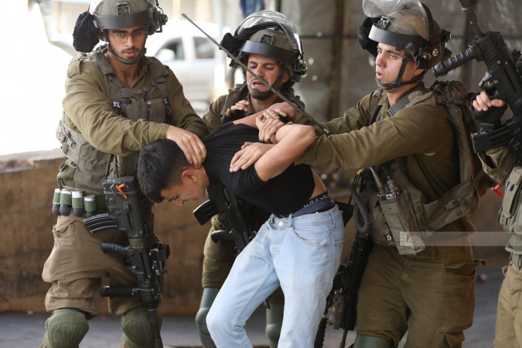الاحتلال يعتقل 27 مواطنا من مدن الضفة الغربية