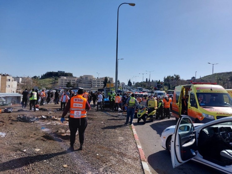 شاهد: مقتل مستوطنين وإصابة آخرين بعملية دهس في القدس