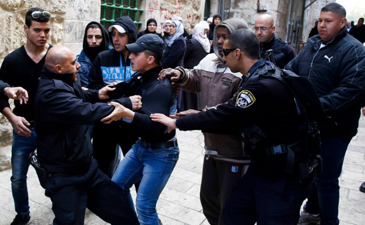 الاحتلال يعتدي على المواطنين ويعتقل 4 منهم في باب العمود بالقدس