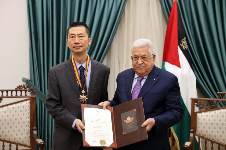 الرئيس عباس يمنح السفير الصيني نجمة الصداقة