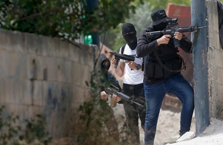 الخليل.. إصابة شاب بالرصاص والعشرات بالاختناق خلال مواجهات مع الاحتلال في بيت أمر