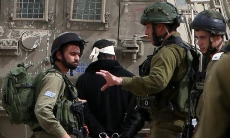 الخليل: قوات الاحتلال تعتقل مواطنا وزوجته ونجله من أرضه بمسافر يطا