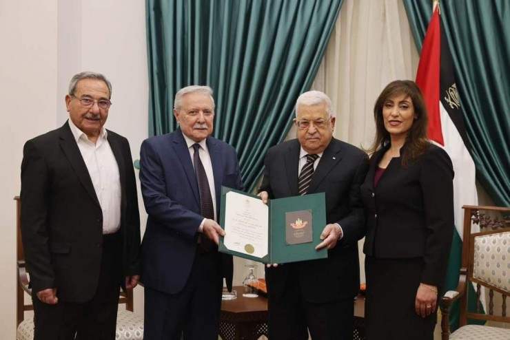 الرئيس عباس يقلد القائد الوطني قيس عبد الكريم النجمة الكبرى من وسام القدس