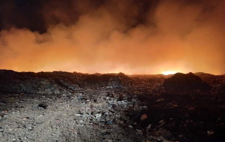 الاحتلال يطلق النار صوب الطواقم العاملة لإطفاء حريق مكب النفايات شرق غزة