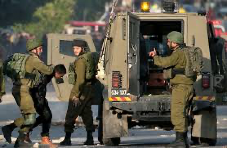 الخليل: الاحتلال يعتقل شابا عقب إطلاق الرصاص عليه على مدخل مخيم الفوار