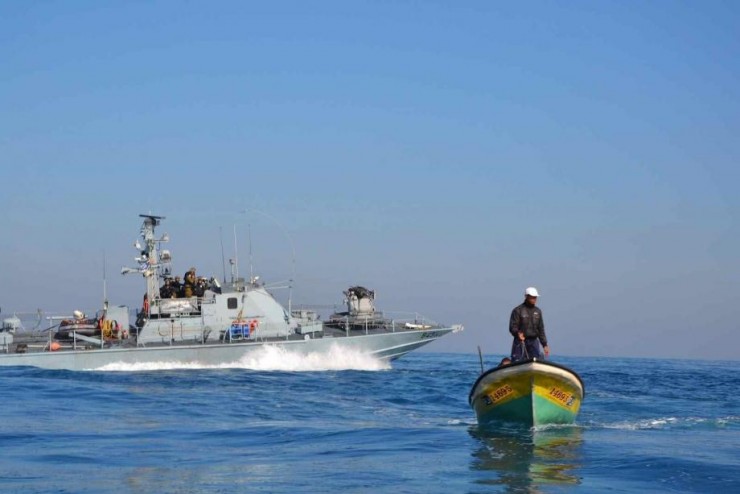 إصابة أربعة صيادين بنيران بحرية الاحتلال في بحر غزة