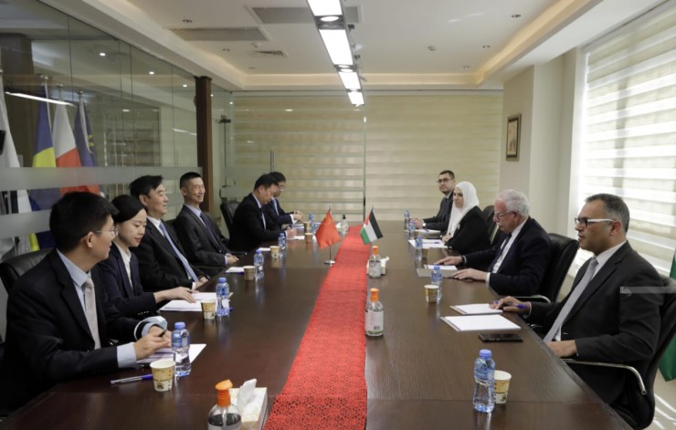 تفاصيل لقاء وزير الخارجية الفلسطيني مع المبعوث الصيني الخاص إلى الشرق الأوسط