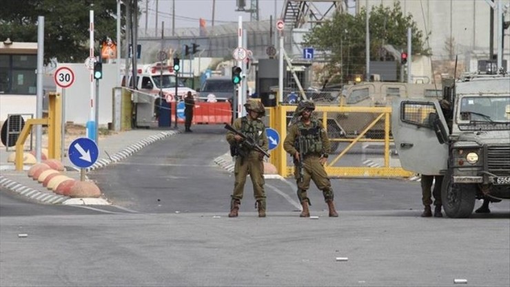 القدس: قوات الاحتلال تغلق حاجز جبع العسكري وتتسبب بأزمة خانقة
