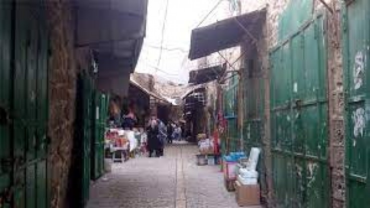 الخليل: مستوطنون يحطّمون أبواب محلات تجارية في البلدة القديمة 