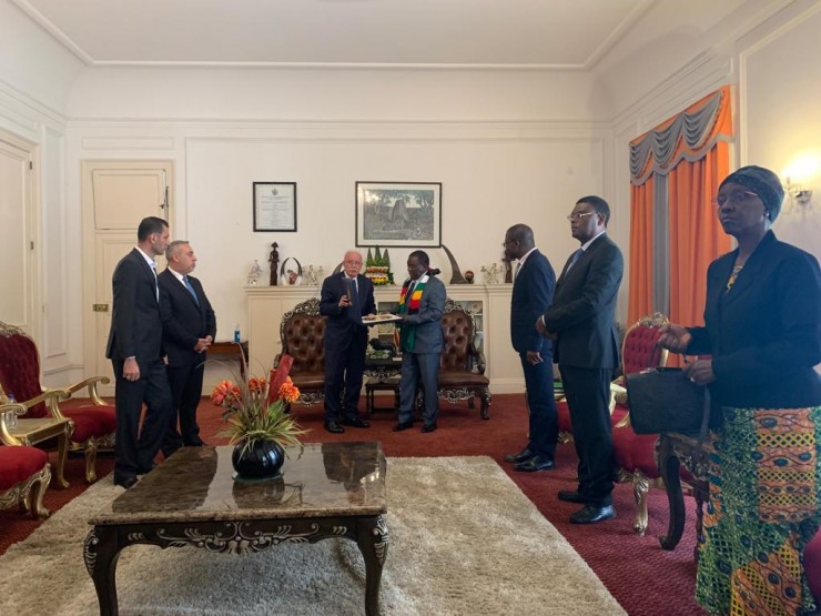 سلمه رسالة من الرئيس عباس...تفاصيل لقاء المالكي مع رئيس زيمبابوي 
