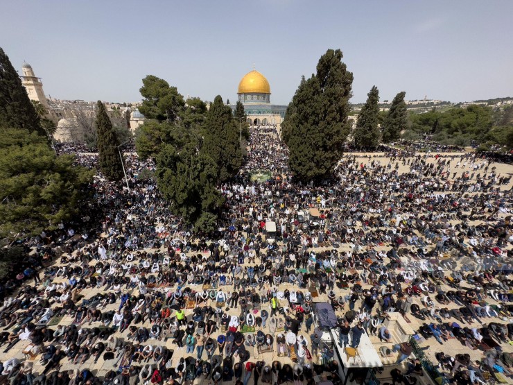 القدس: نحو 100 ألف يؤدون صلاة الجمعة الأولى من شهر رمضان بالمسجد الأقصى