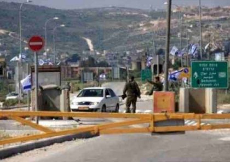 قوات الاحتلال تغلق الحواجز المحيطة بنابلس