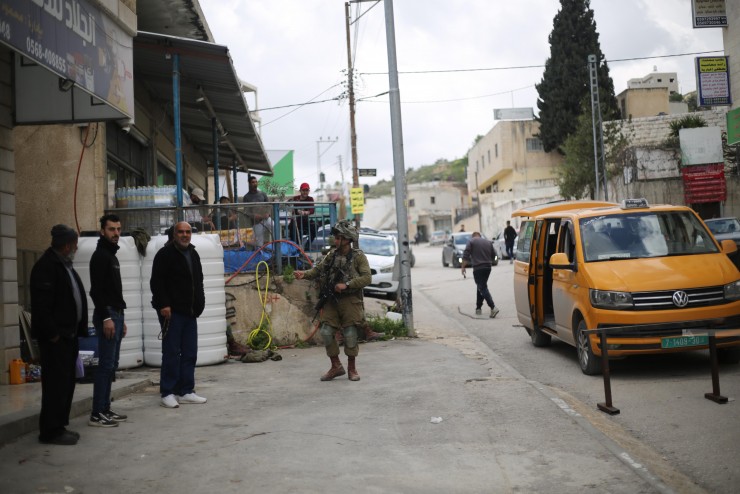 نابلس: قوات الاحتلال تغلق طرقا ومداخل فرعية في حوارة 